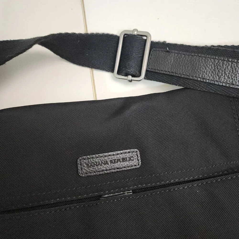Banana Republic Black Messenger Laptop Bag Adjustable Strap Work Travel - Picture 3 of 13